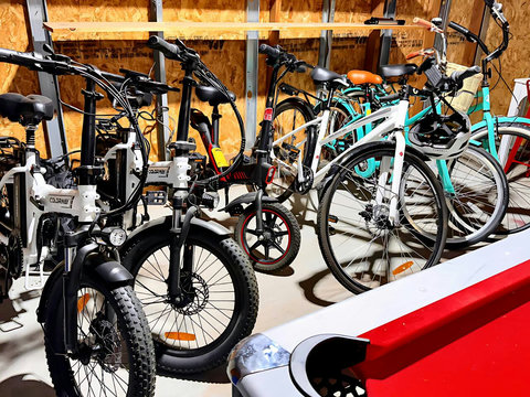 Cruiser bikes and e-bikes are available for the entire family.
