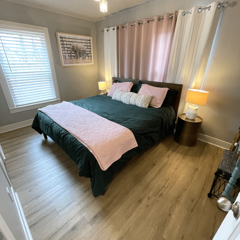 Comfortable king bed, bedside lamps, USB charging