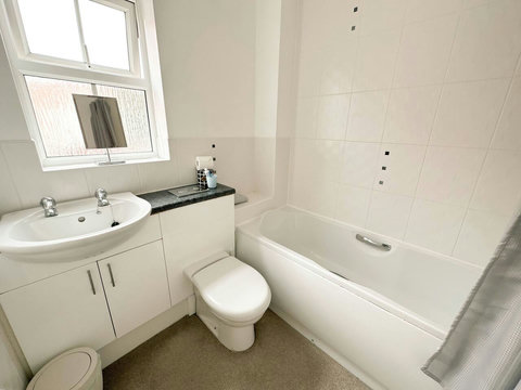 Main bathroom featuring bath, shower, sink, and WC.