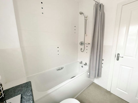 Main bathroom featuring bath, shower, sink, and WC.