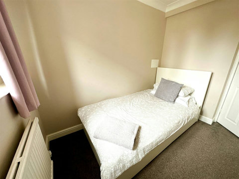 Second bedroom, single bed.