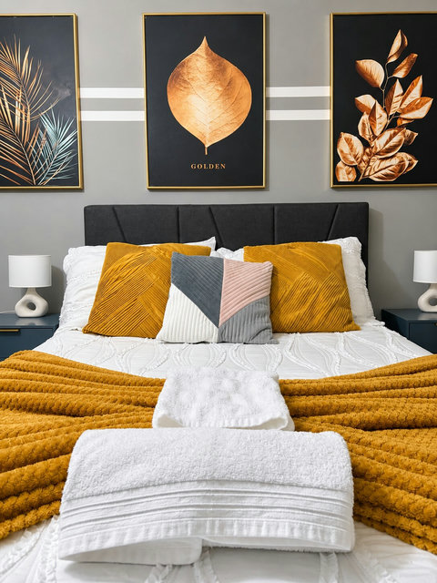 Hotel-style double bed with fresh linen, soft towels and comfortable pillows, prepared for your arrival.