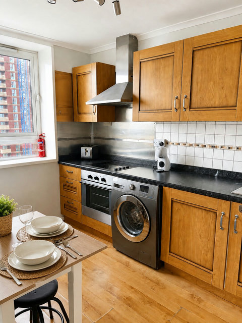 Well-equipped kitchen with oven, hob, washing machine, coffee machine and dining space — suitable for both short and longer stays.