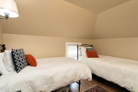 2nd Level Guest Room 
-With 2 Comfortable Twin Beds 

