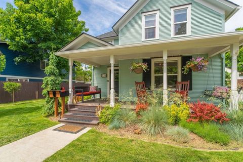 Heart of Downtown Entire Home Shop/Dine/Golf/Lake/Hiking/Boating-Family Friendly-Dog Friendly-Plenty of Room for Relaxing This Property Has Everything You Could Hope For 