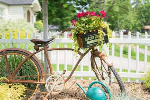 Welcome to #DowntownGetawayCDA Located in or famous "Garden District"
-We Offer Beach Cruisers (We Retired This Well Enjoyed Bike) ;)