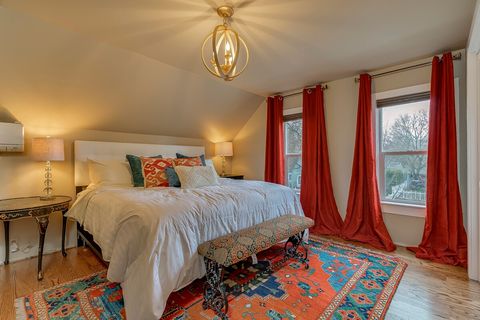 Enjoy A Top of The Line Mattress & Bedding in this Luxurious King Bed 
-Fit For a Queen (or King) 