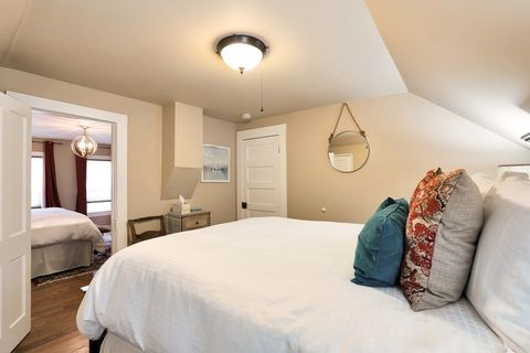 Queen Bedroom adjoining King Bedroom
