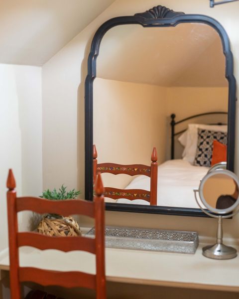 Desk/Vanity & Spacious Closet
