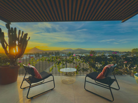 Saca las sillas y mesita y ten un atardecer espectacular….