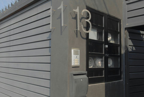 Puerta exterior del edificio.