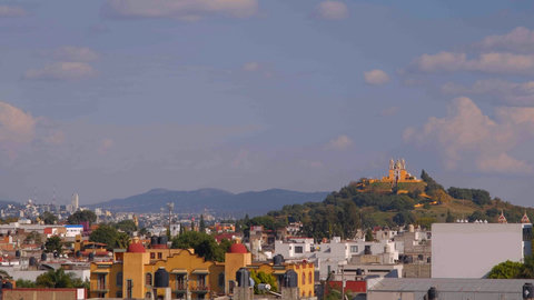 Desde el Roof Garden se puede apreciar la Gran Pirámide de Cholula.