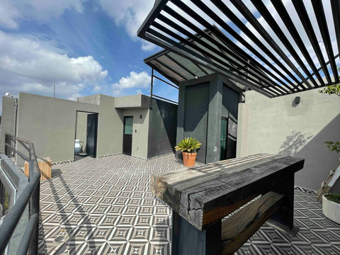 RoofGarden con barra para cocktails y baño compartido, para llegar a RGarden se sube 1 piso de escaleras, lo demás en Elevador.