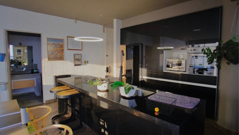 Cocina con Frigo / Horno Microondas / Horno Grande / Cafetera / Cubiertos / Y todo lo Necesario para cocinar.