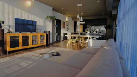 Sala TV para 4 personas cómodas.