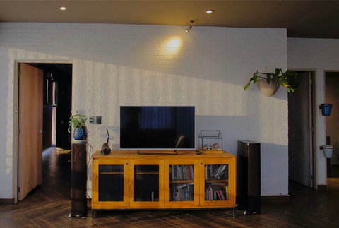 TV 65 in con Servicios de Streaming.