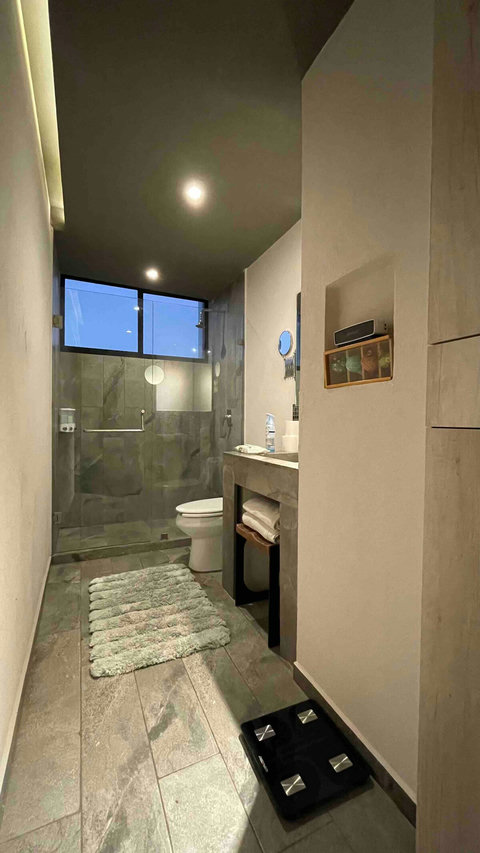 Baño habitación principal. Contamos con secadora de pelo y báscula.