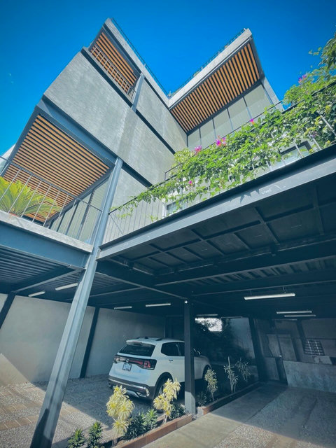 El estacionamiento de el Loft 3 está compartido con el 5 y comparten el Carril extremo izquierdo viendo el edificio de frente.