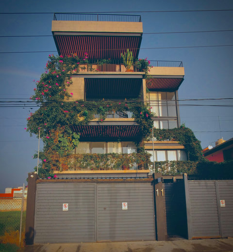 Edificio de 4 Lofts Construido en 2024. El Loft 3 s justo el de en medio, se deben subir 2 niveles de escaleras.