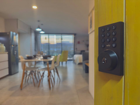 Cerradura Digital y otra de seguridad que se cierra por dentro.
