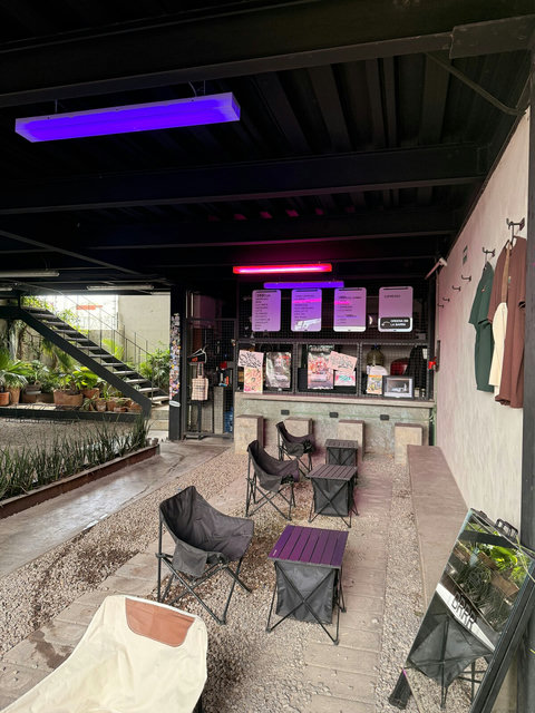 Cafetería brrrrr en estacionamiento, abre todos los días de 9am a 1 pm y de 4pm a 8pm (las tardes a partir del 21 Marzo del 2026)