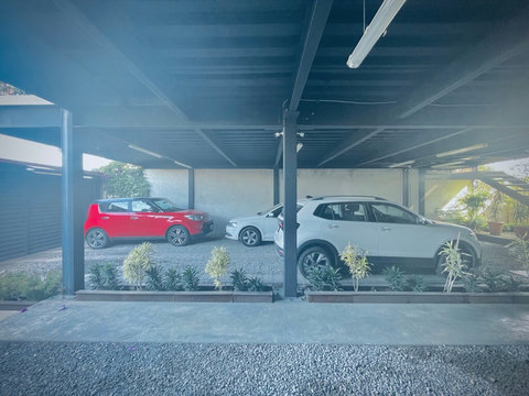 El estacionamiento de el Loft 3 está compartido con el 5 y comparten el Carril extremo izquierdo viendo el edificio de frente, en donde se ve el auto rojo en la foto.