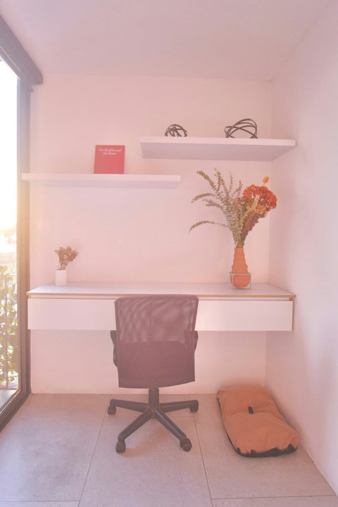 Area de trabajo o maquillaje con su camita para mascotas, ellas aman estar cerca de ti.