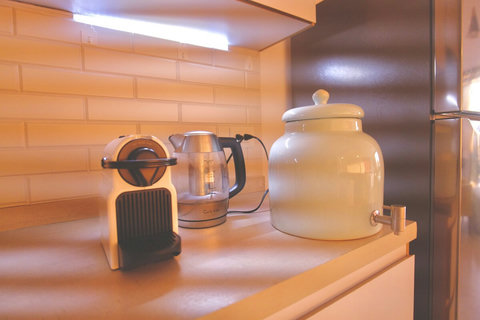 Cafetera Nespressso para cápsulas originales (las pequeñas).