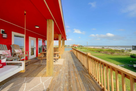 Long covered deck with Gulf views