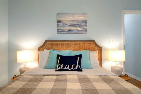 Queen bedroom with a woven headboard