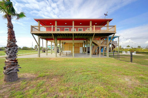 Big covered deck, with a shaded patio below