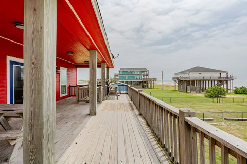 Wraparound deck with room to spread out