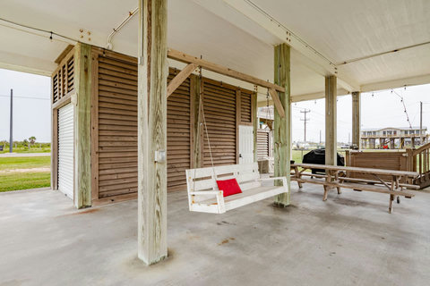 Swing and picnic table on the patio below