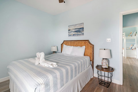 Queen bedroom just off the hall