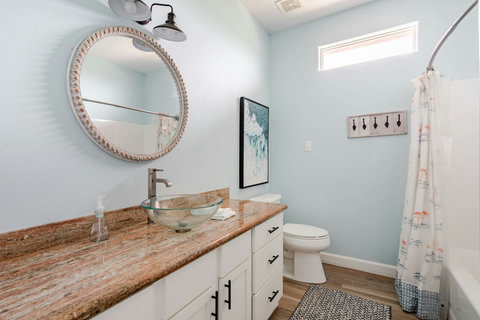 Bath with a round mirror and tub-shower