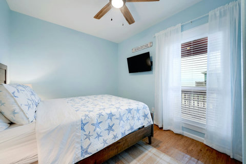 Second queen bedroom with starfish bedding