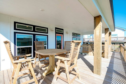 Outdoor dining on the covered deck