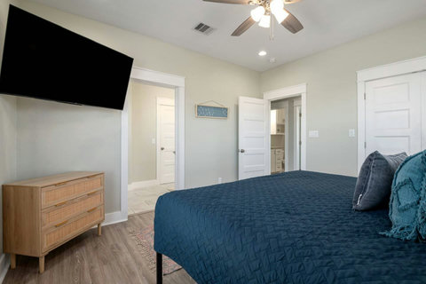 King bedroom with its own bath