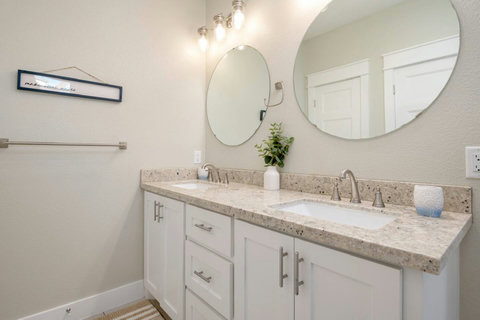 Double vanity with round mirrors
