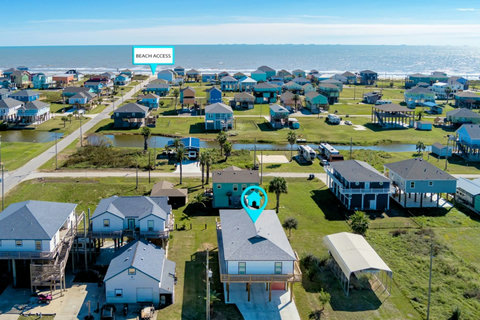 Aerial view: about four blocks to the beach access