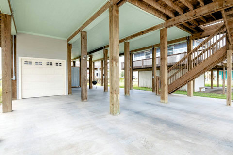 Big shaded patio under the house