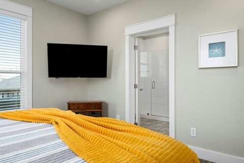 King bedroom with its own bath