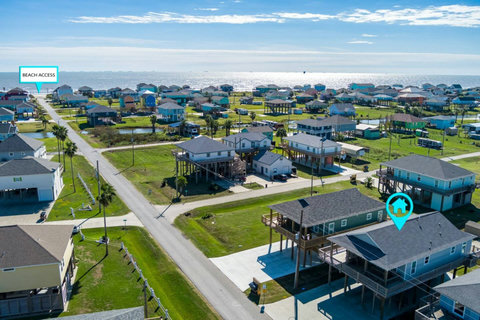 Aerial view: about a five-minute walk to the beach access