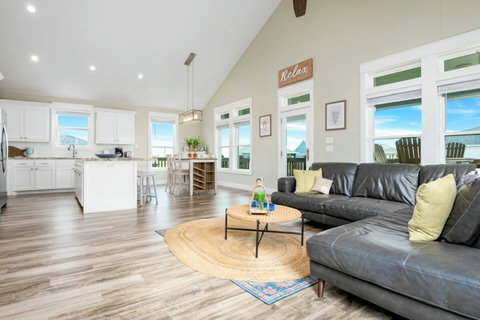Open living room with vaulted ceilings, flowing into the kitchen