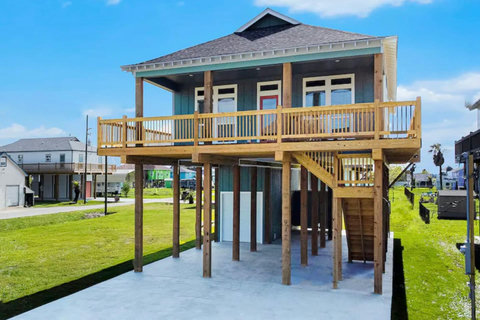 Front of the house with its deck and stairs