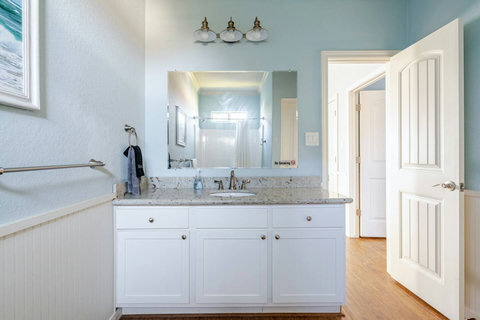 Bath vanity