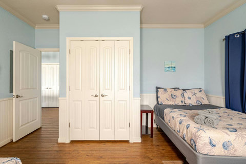 Queen bed with a double closet