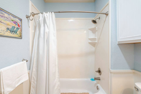 Tub-shower in the second bath