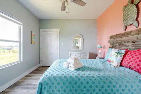 Queen bed with bright pillows