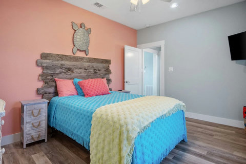 Queen bed with a sea turtle accent